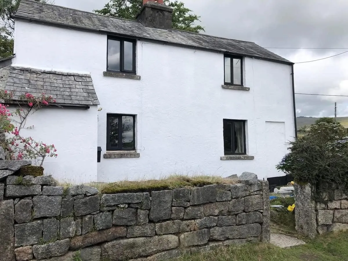 Render repair and exterior repaint of a cottage in Northam